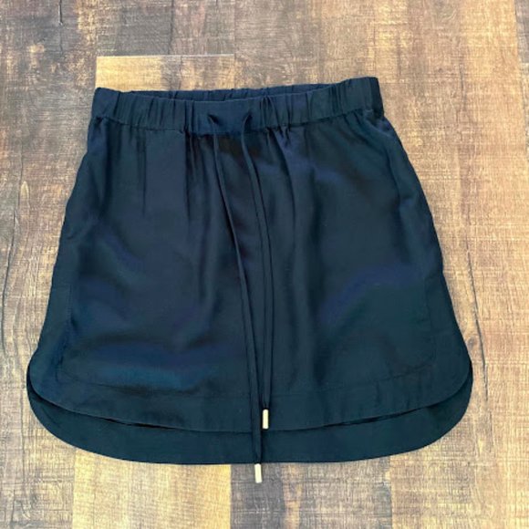 Banana Republic Dresses & Skirts - Banana Republic Pull-On Dolphin Hem Black Skirt
